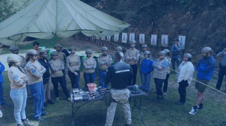 Hostile Environment Awareness Training (HEAT) para personal diplomático y ONGs.